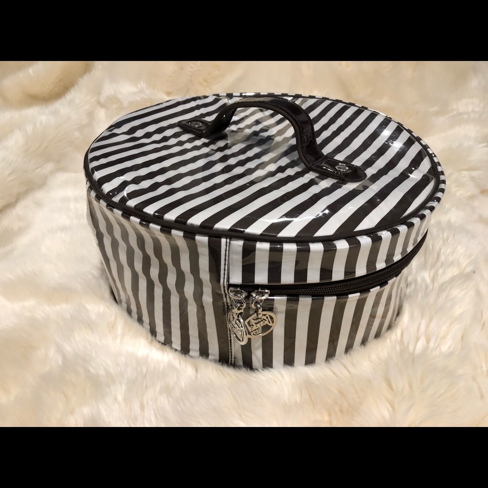Henri Bender Large round cosmetic travel case